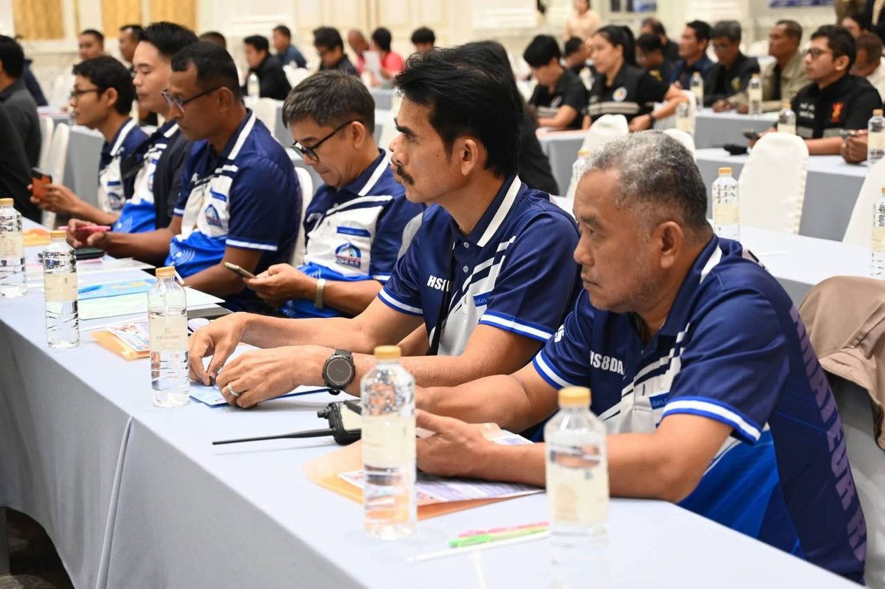 สมาชิกสมาคมนักวิทยุสมัครเล่นสุราษฎร์ธานี HS8AS ร่วมรับฟังการบรรยายขั้นตอนมาตรฐานการแจ้งเตือนภัยในการฝึกซ้อมแผนประจำปี 2569