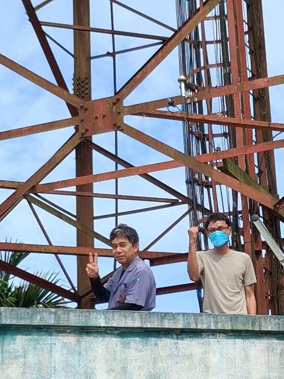 โครงสร้างเสาสถานีทวนสัญญาณที่เกิดการผุกร่อนจากไอทะเลบริเวณเขาป้อม อำเภอเกาะสมุย