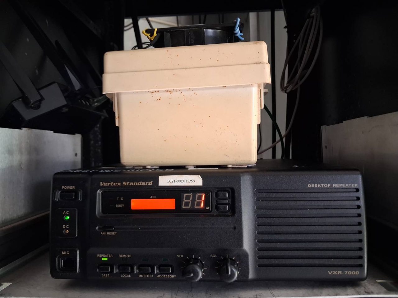 เครื่องทวนสัญญาณ Repeater ของสถานี E24BU ความถี่ 145.6750 MHz ภายในสถานีเขาป้อม อำเภอเกาะสมุย